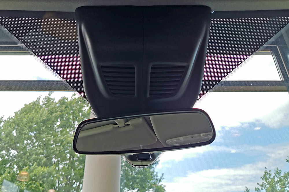 Ford Transit 7 mit Rückspiegel und Gehäuse